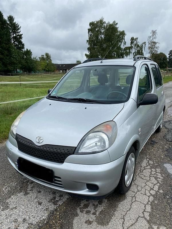 Silber Gebraucht 2002 Toyota Yaris Verso Van / Kleinbus | 1.499 € (Superpreis) - Bild 1/4