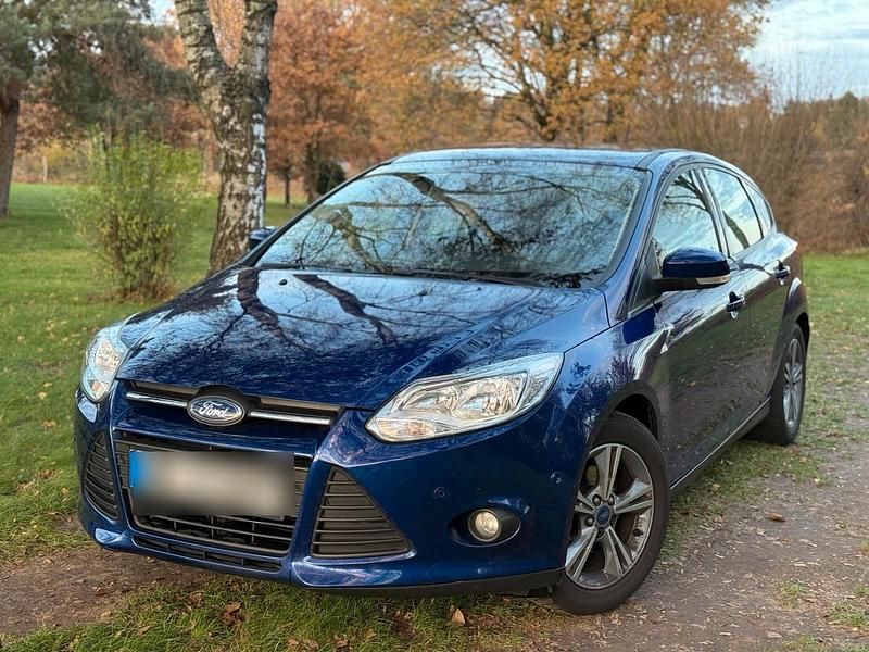 Blau Gebraucht 2015 Ford Focus Limousine | 3.300 € (Superpreis) - Bild 1/4