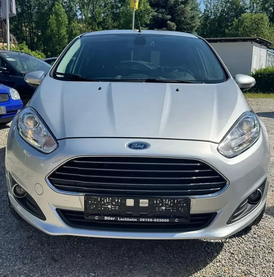 Gebraucht Ford Fiesta Titanium 95 PS (69 kW) 2016 Polarsilber metallic Kleinwagen