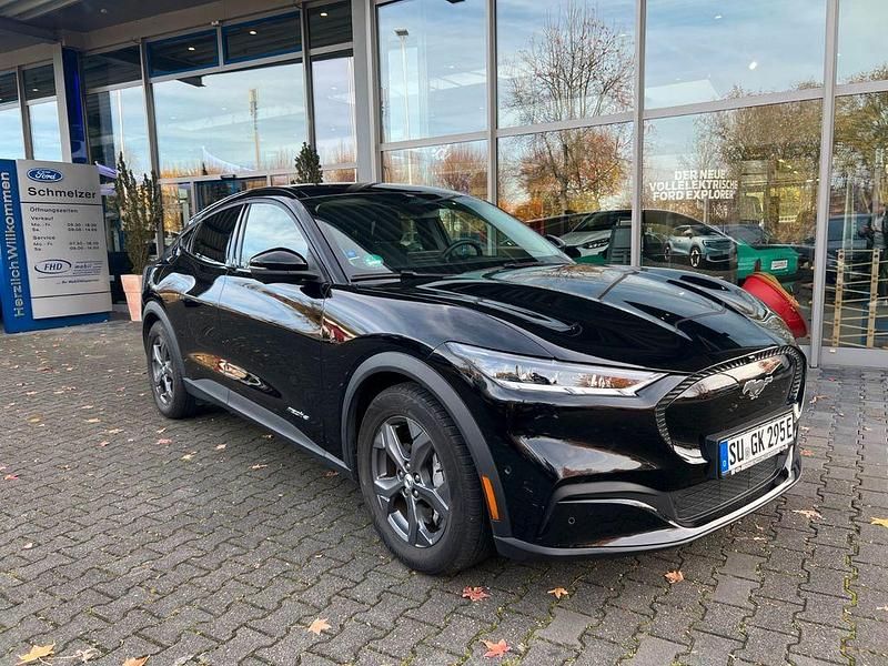 Schwarz Gebraucht 2022 Ford Mustang Mach-E Basis SUV | 28.990 € (Superpreis) - Bild 1/4