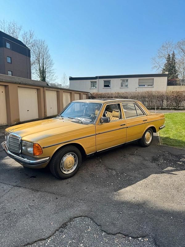 Gebraucht Mercedes E280 177 PS (130 kW) 1978 Gelb Limousine
