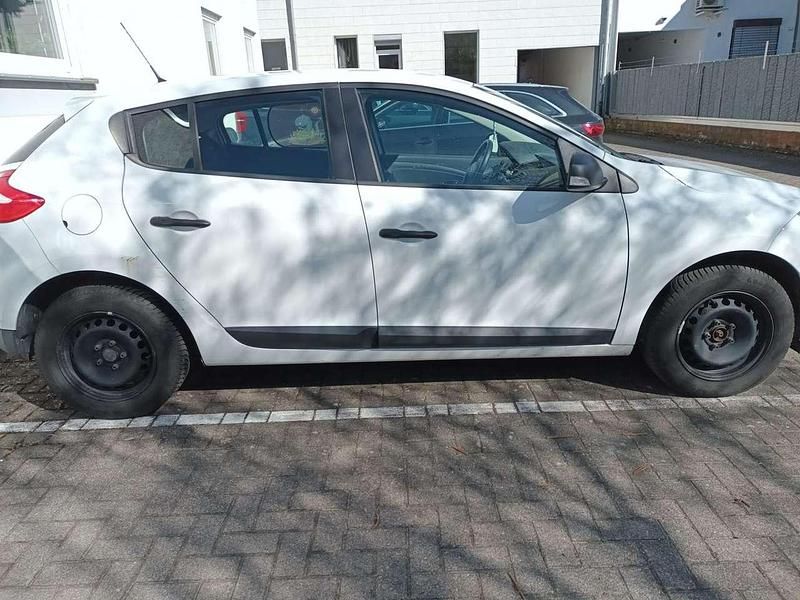 Second-hand Renault Mégane Expression 101 CP (74 kW) 2013 Alb Berlinǎ