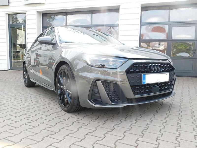 Chronosgrau metallic/mythossch Gebraucht 2022 Audi A1 Sportback S-Line Kleinwagen | 23.980 € (Fairer Preis) - Bild 1/4