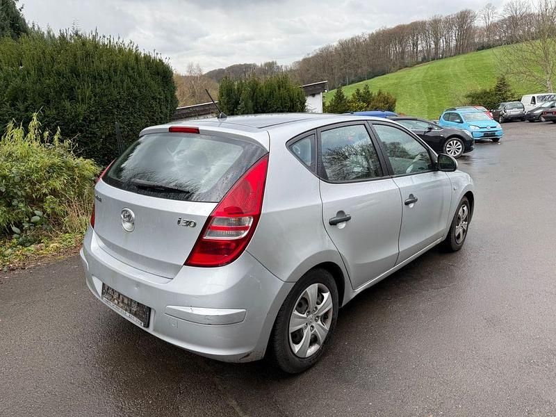 Gebraucht Hyundai i30 Comfort 109 PS (80 kW) 2009 Silber Limousine
