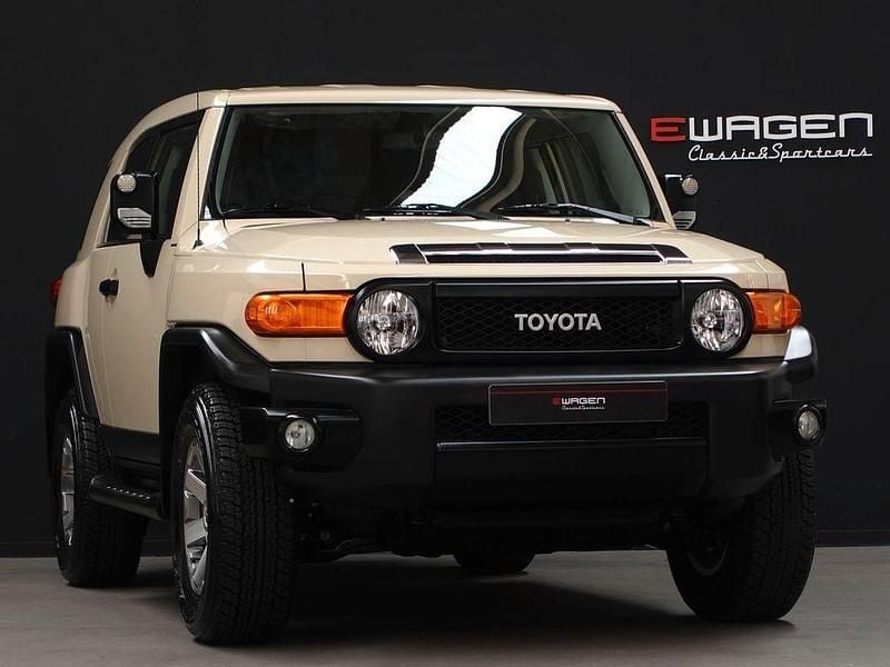 Beige Gebraucht 2024 Toyota FJ Cruiser Edition SUV | 86.500 € - Bild 1/4