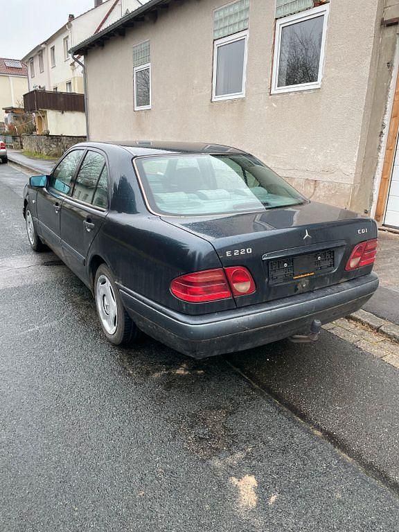 Gebraucht Mercedes E220 Classic 125 PS (91 kW) 1999 Blau Limousine