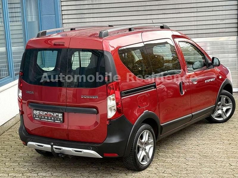 Gebraucht Dacia Dokker Stepway 131 PS (96 kW) 2021 Rot Van / Kleinbus