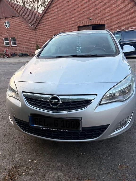 Używany Opel Astra Selection 140 KM (102 kW) 2011 Srebrny Kombi