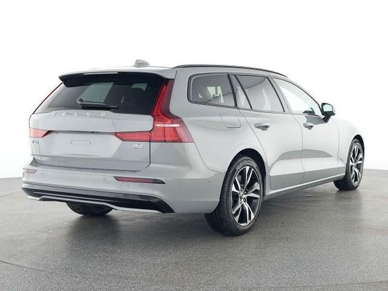 Gebraucht Volvo V60 Plus 197 PS (144 kW) 2024 Vapour grey / metallic (metallic) Kombi