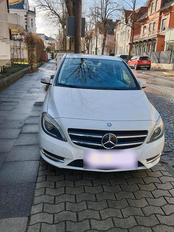 Gebraucht Mercedes B180 122 PS (89 kW) 2012 Weiß Van / Kleinbus