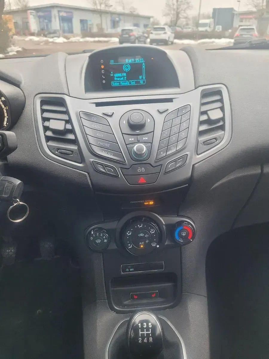 Używany Ford Fiesta SYNC Edition 65 KM (47 kW) 2014 Biały Hatchback