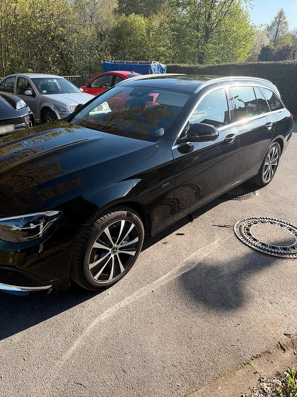 Używany Mercedes E300 306 KM (225 kW) 2021 Czarny Kombi