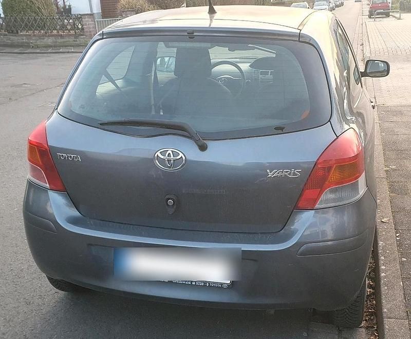 Gebraucht Toyota Yaris 69 PS (50 kW) 2009 Grau Kleinwagen