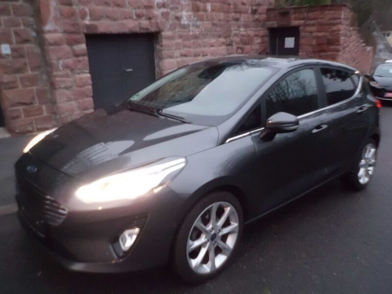 Grau Gebraucht 2017 Ford Fiesta Titanium Kleinwagen | 12.999 € (Guter Preis) - Bild 1/4