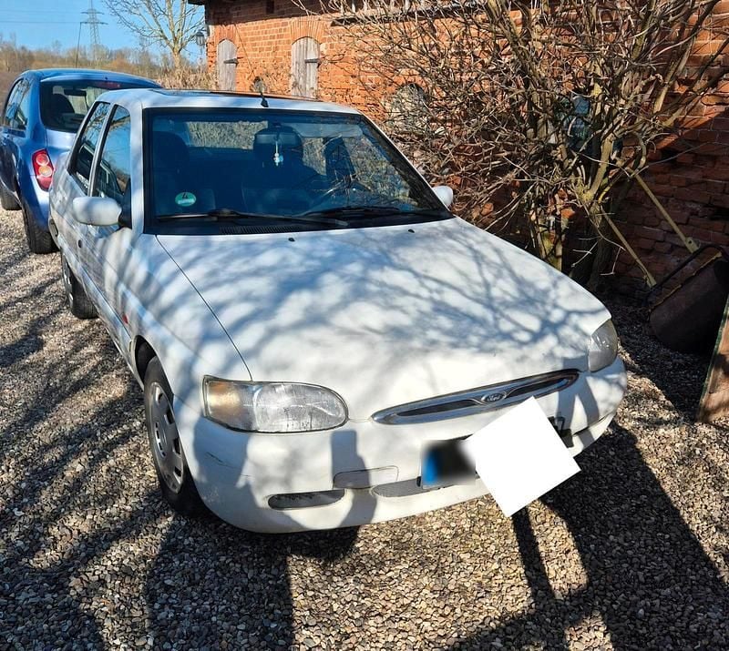 Gebraucht Ford Escort 90 PS (66 kW) 1996 Weiß Limousine
