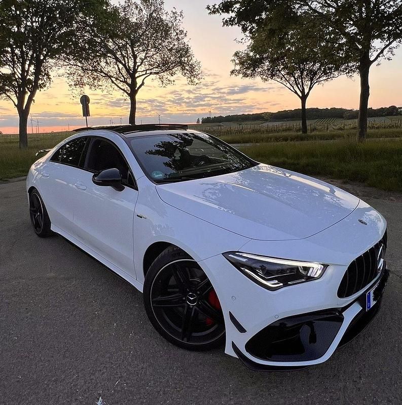 Weiß Gebraucht 2021 Mercedes CLA45 AMG AMG Coupé | 51.499 € (Fairer Preis) - Bild 1/4