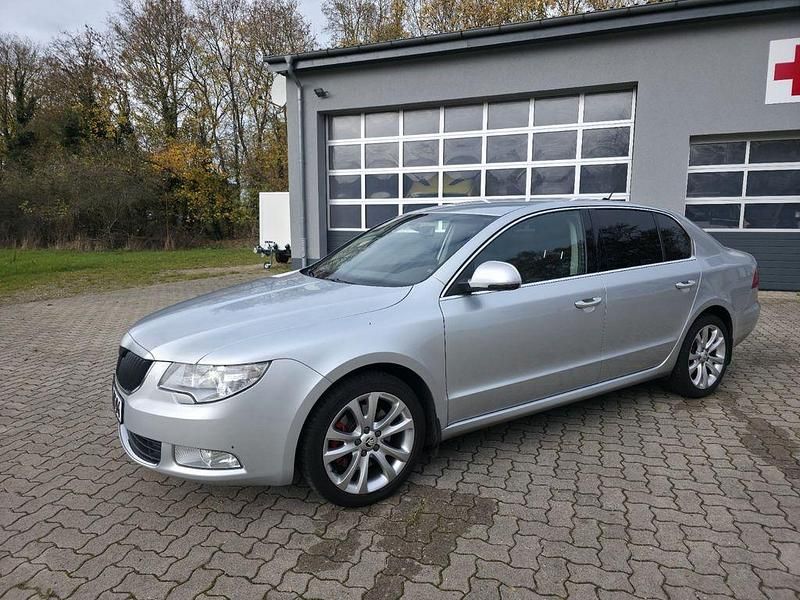 Silber Gebraucht 2008 Skoda Superb Ambition Limousine | 6.850 € - Bild 1/4