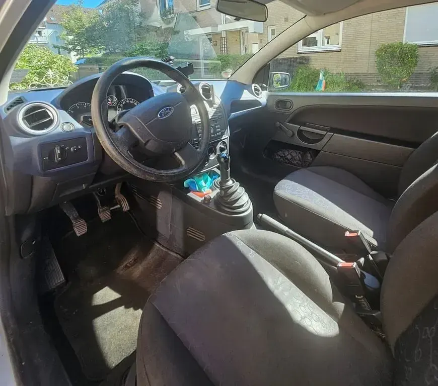Gebraucht Ford Fiesta Ambiente 60 PS (44 kW) 2007 Silber Kleinwagen