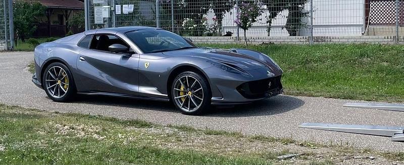 Grau Gebraucht 2023 Ferrari 812 Cabrio | 650.000 € - Bild 1/4