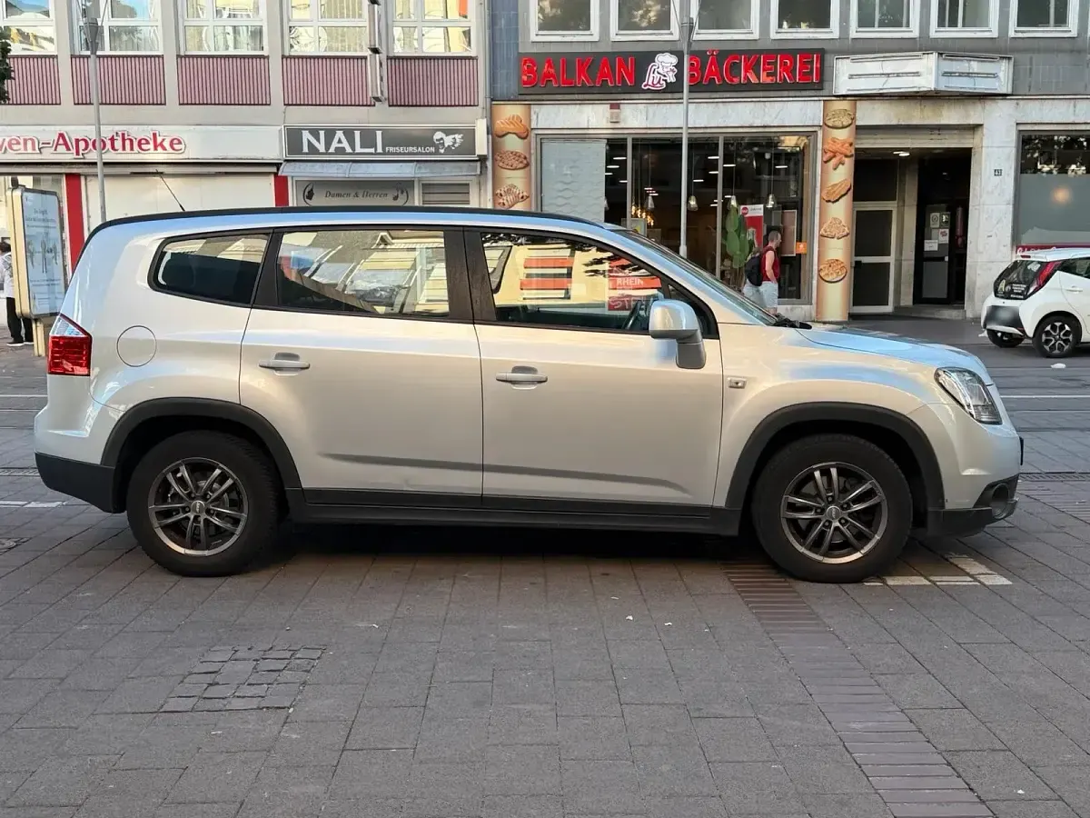 Gebraucht Chevrolet Orlando 140 PS (102 kW) 2011 Silber Van / Kleinbus