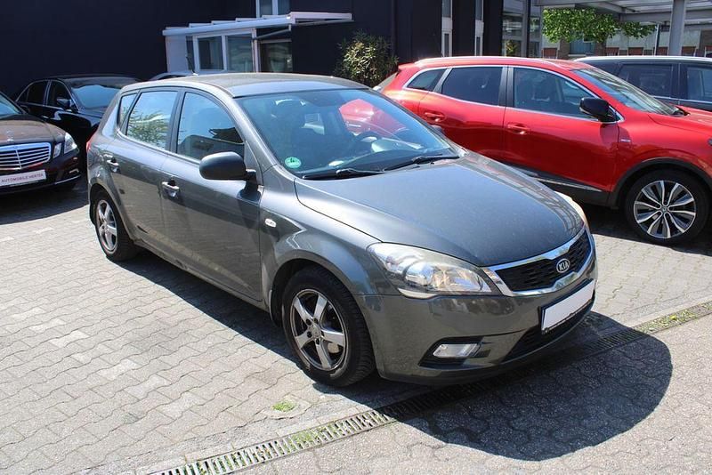Second-hand Kia Ceed 105 CP (77 kW) 2011 Argintiu Hatchback
