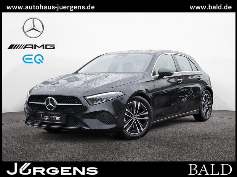 Schwarz kosmosschwarz metallic Gebraucht 2024 Mercedes A180 Progressive Limousine | 29.490 € (Fairer Preis) - Bild 1/4