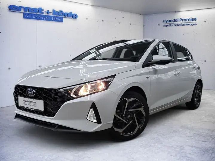Weiß Gebraucht 2024 Hyundai i20 Trend Kleinwagen | 20.490 € (Fairer Preis) - Bild 1/4