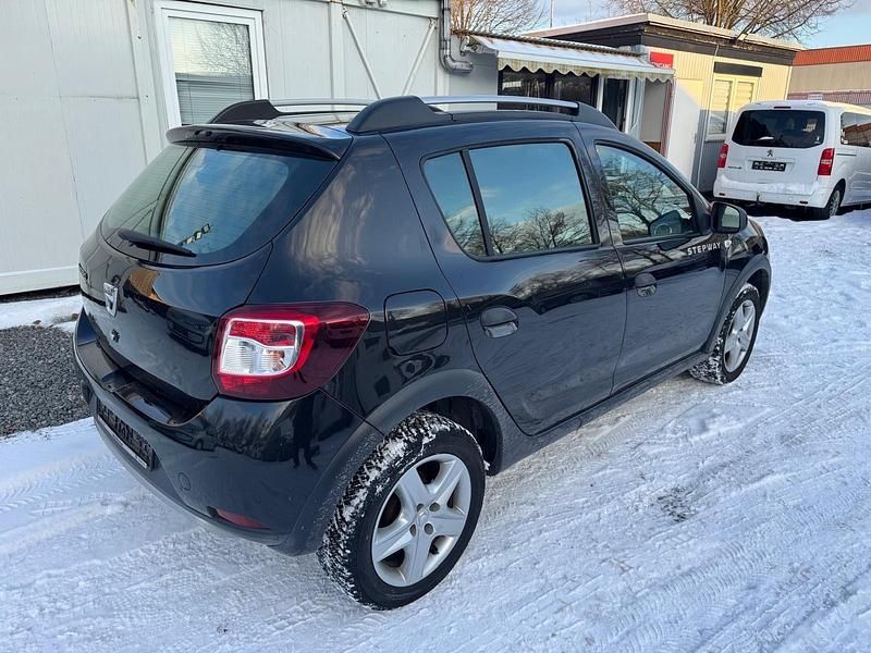 Gebraucht Dacia Sandero Stepway 90 PS (66 kW) 2015 Schwarz Kleinwagen