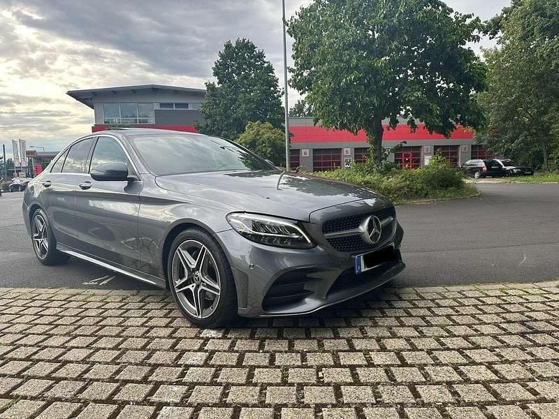 Grau Gebraucht 2018 Mercedes C220 AMG line Limousine | 29.850 € (Teuer) - Bild 1/4