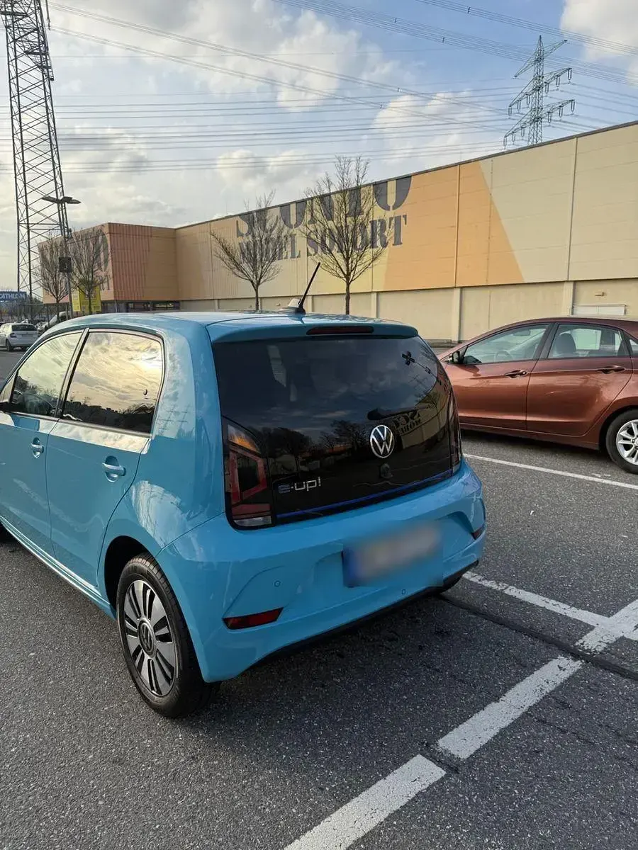 Używany VW e-up! Style 61 kW (83 KM) 2021 Niebieski Hatchback