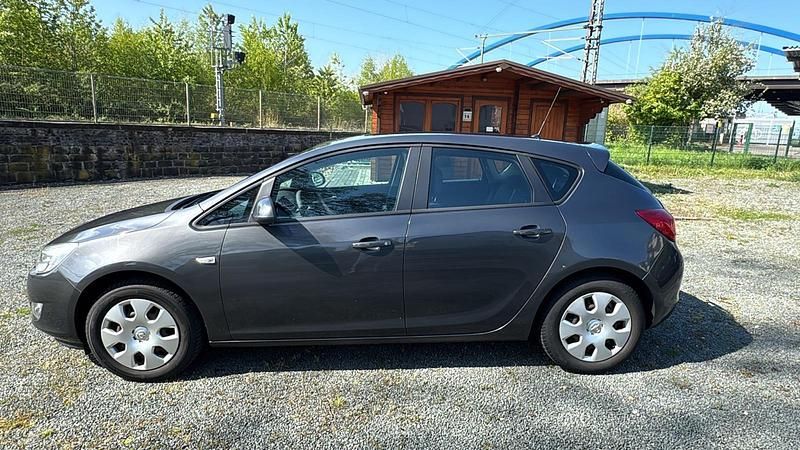 Gebraucht Opel Astra 101 PS (74 kW) 2013 Grau Limousine