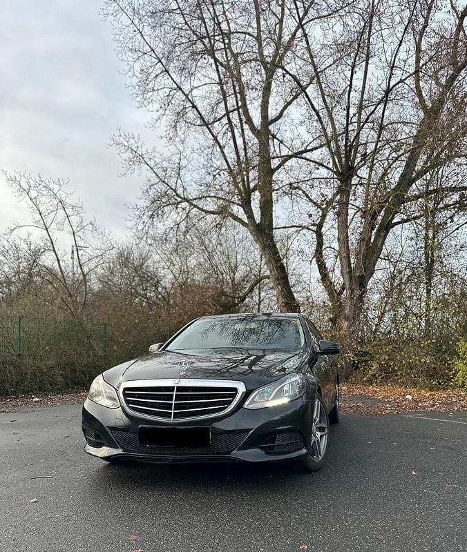 Schwarz Gebraucht 2015 Mercedes E200 Limousine | 11.200 € (Guter Preis) - Bild 1/4