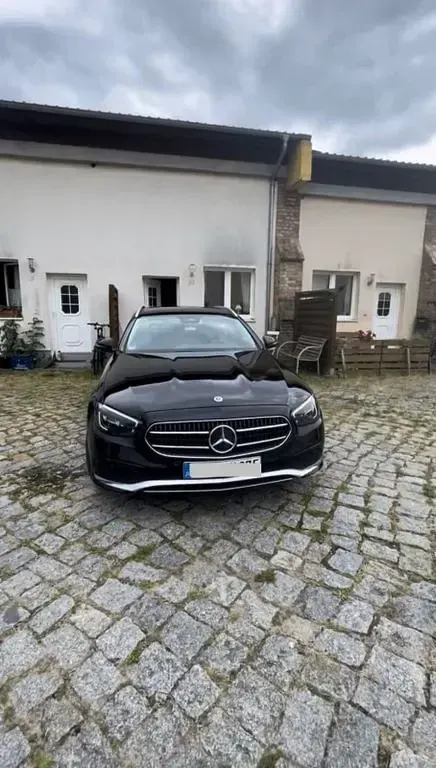 Używany Mercedes E300 320 KM (235 kW) 2021 Czarny Sedan/Limuzyna