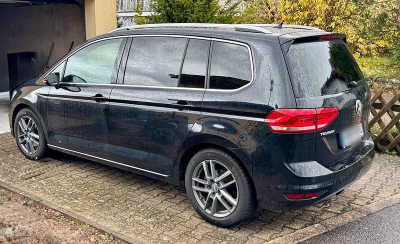 Gebraucht VW Touran Comfortline 150 PS (110 kW) 2017 Schwarz Van / Kleinbus