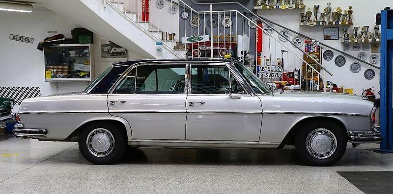 Gebraucht Mercedes 300 200 PS (147 kW) 1970 Silber Limousine