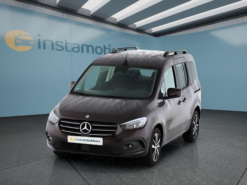 Rot Gebraucht 2025 Mercedes T180 Van / Kleinbus | 36.299 € - Bild 1/4