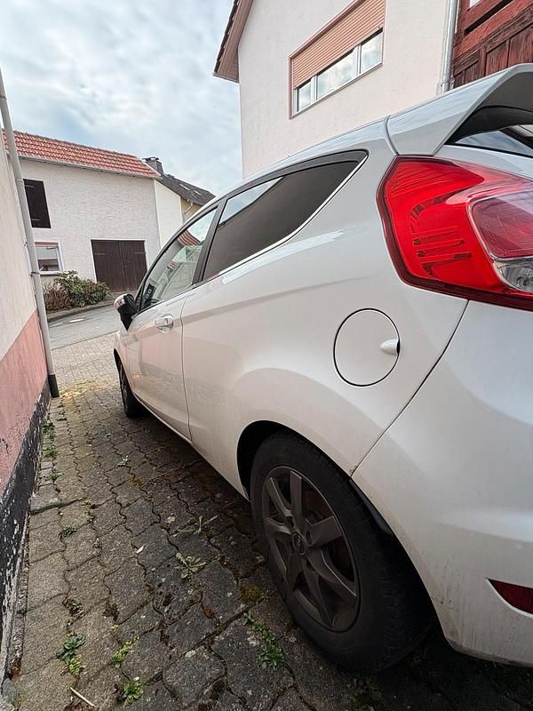 Gebraucht Ford Fiesta 101 PS (74 kW) 2014 Weiß Kleinwagen