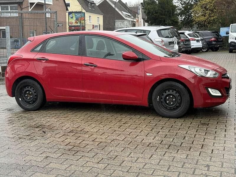 Gebraucht Hyundai i30 Classic 99 PS (72 kW) 2014 Cool red / sol Limousine