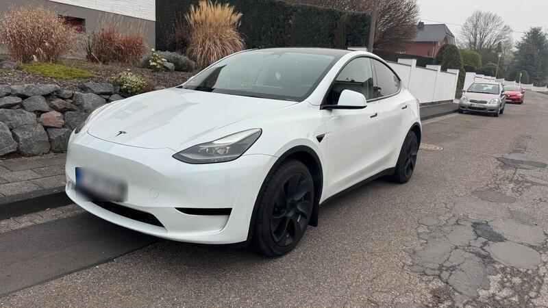 Weiß Gebraucht 2023 Tesla Model Y SUV | 31.999 € (Guter Preis) - Bild 1/4