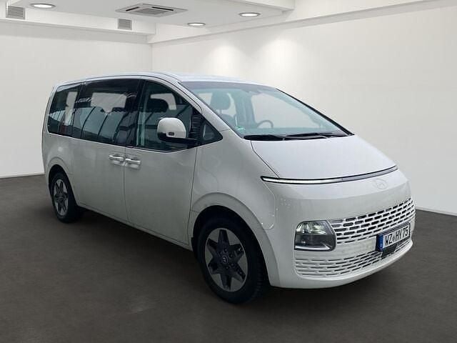 Gebraucht Hyundai Staria Trend 224 PS (164 kW) 2024 Purple (creamy white / sol) Van / Kleinbus