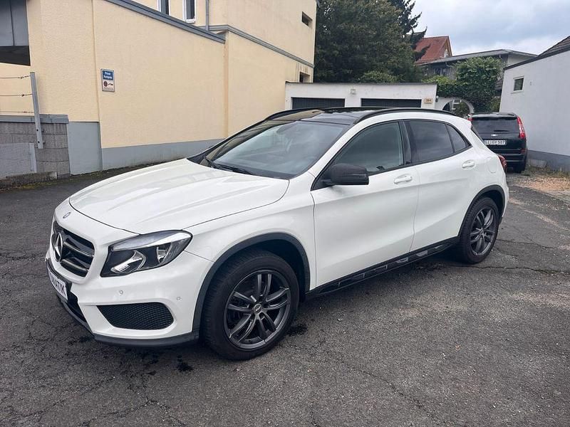 Calcitweiss/zirrusweiss Gebraucht 2016 Mercedes GLA250 AMG line SUV | 16.400 € (Guter Preis) - Bild 1/4