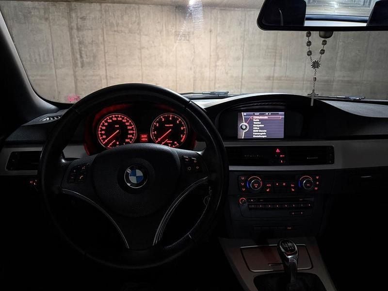 Gebraucht BMW 318 Cabriolet 143 PS (105 kW) 2011 Schwarz Cabrio