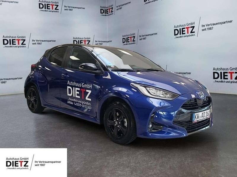 Juniper blue Gebraucht 2025 Toyota Yaris Plus Limousine | 22.990 € (Superpreis) - Bild 1/4