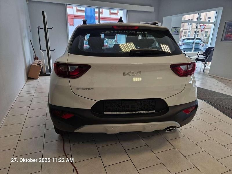 Neu Kia Stonic 99 PS (72 kW) 2025 Schneeweiß SUV