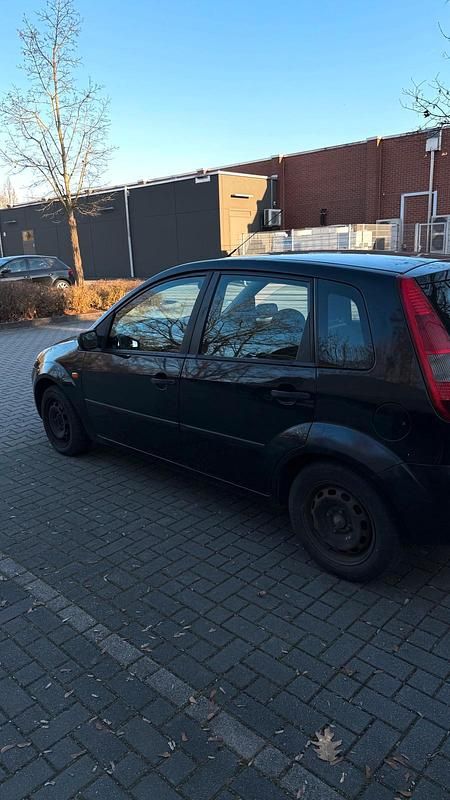 Gebraucht Ford Fiesta 59 PS (43 kW) 2005 Blau Kleinwagen