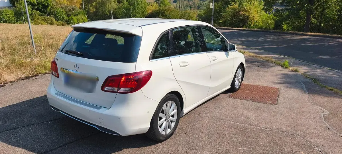 Gebraucht Mercedes B180 122 PS (89 kW) 2015 Weiß Kleinwagen
