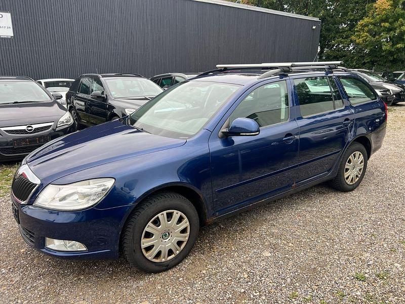 Gebraucht Skoda Octavia Ambiente 105 PS (77 kW) 2011 Blau Limousine