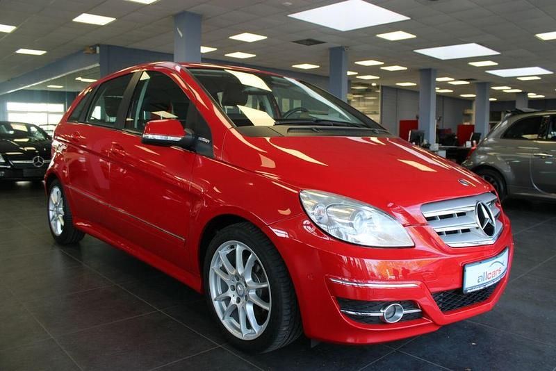Rot Gebraucht 2011 Mercedes 180 Sport Limousine | 8.980 € (Superpreis) - Bild 1/4
