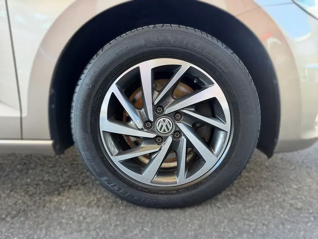 Gebraucht VW Touran Sound 110 PS (80 kW) 2017 Beige Van / Kleinbus
