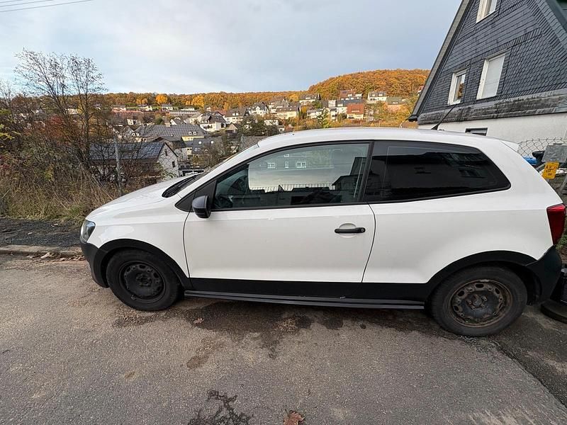 Weiß Gebraucht 2010 VW Polo Limousine | 1.150 € (Superpreis) - Bild 1/4